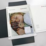 Individuell gestaltete Musterbox mit Druck- und Materialmustern von Cordier